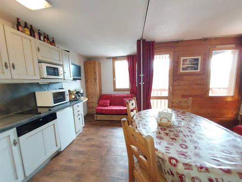 une cuisine avec une table et une salle à manger dans l'établissement Studio divisible avec coin montagne, au pied des pistes, balcon, 4 pers - FR-1-356-427, à Valmorel