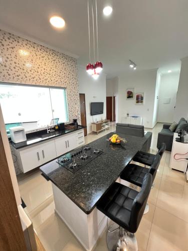 Køkken eller tekøkken på Casa com piscina, 700M da praia