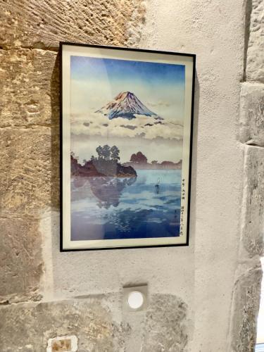 une photo d'une montagne suspendue sur un mur dans l'établissement Le Bucolique - Cœur Vieille-ville d'Annecy, à Annecy