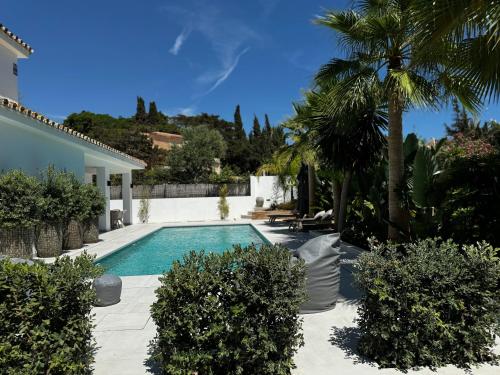Marbella Bliss - Serenity 4-Bedroom VILLA with Exclisive HEATED Private POOL & Jacuzzi, Tropical Garden, Marbesa - Steps from the Cabopino Beach
