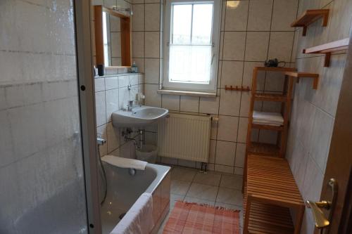 Vannituba majutusasutuses Waldhotel Weitblick