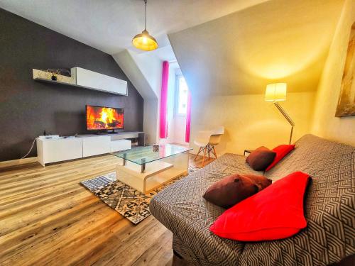 un salon avec un lit et une table en verre dans l'établissement Appart in Py' - Charmant Appartement Climatisé plein centre Marcadieu, à Tarbes