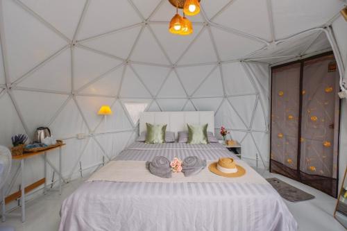 a bedroom with a bed in a dome tent at ชิวชิวแคมป์ ภูชี้ฟ้า in Ban Huai Han