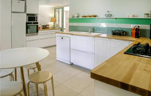Η κουζίνα ή μικρή κουζίνα στο Awesome Home In Romegoux