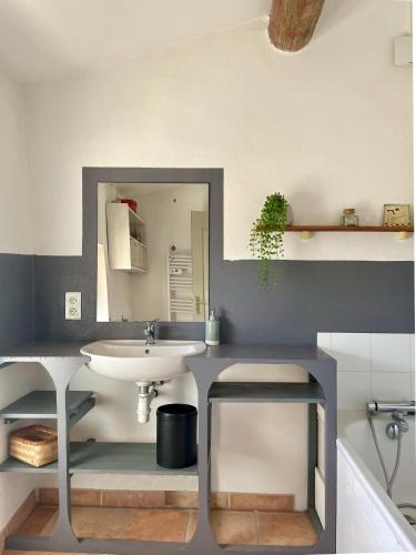 une salle de bain avec un lavabo et un miroir dans l'établissement 349 Les Maridats, à Bédoin