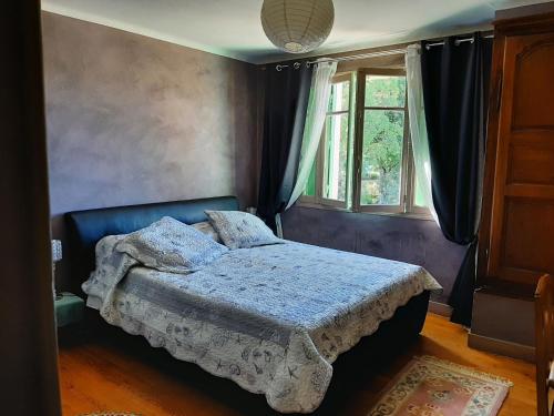 une chambre avec un lit et une fenêtre dans l'établissement Maison de Vacances Provençale, à Venterol