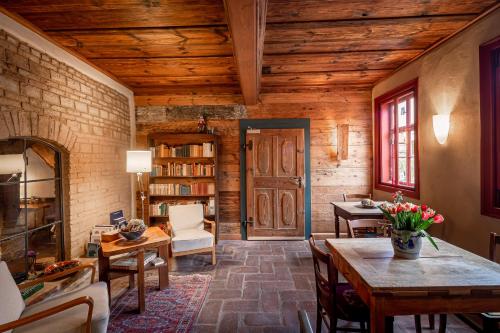 a living room with wooden ceilings and a wooden door at Hotel Stadthaus Arnstadt in Arnstadt