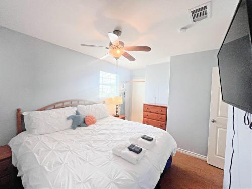 Ένα ή περισσότερα κρεβάτια σε δωμάτιο στο Unobstructed Oceanfront SEA OTTER Unit 4 Beach Pad!