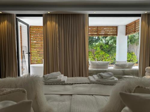 Posezení v ubytování Marbella Bliss - Luxury 4-Bedroom VILLA with Garden, HEATED Private POOL & Jacuzzi, Marbesa near- 5 min to the Cabopino Beach