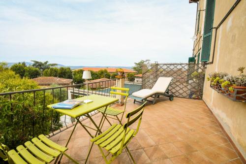 a balcony with a yellow table and chairs at Belle Viste - Boutique Apartments in Bettolle