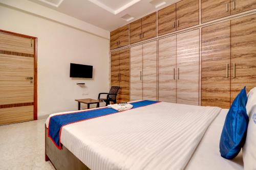 Ένα ή περισσότερα κρεβάτια σε δωμάτιο στο Cozy 3BHK service apartment in kukatpally