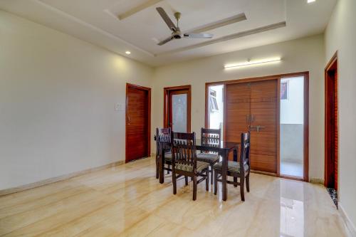 Χώρος καθιστικού στο Cozy 3BHK service apartment in kukatpally