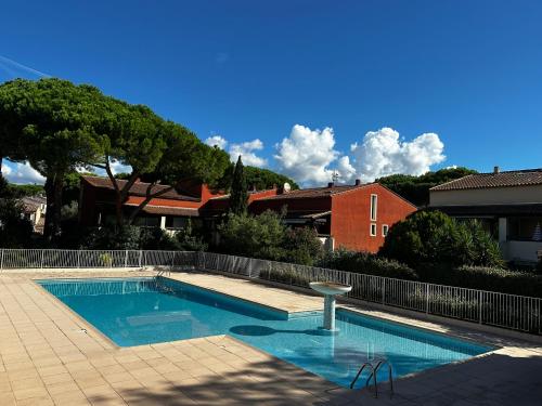 a swimming pool in the middle of a yard at FREJUS - Appartement 4 personnes - Piscine in Fréjus