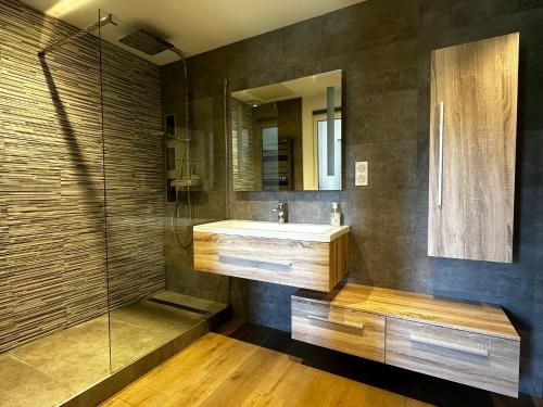 une salle de bain avec un lavabo et une douche dans l'établissement FREJUS - Appartement 4 personnes - Piscine, à Fréjus