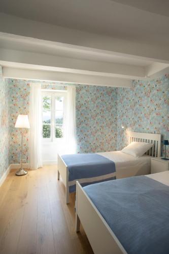 une chambre avec deux lits et une fenêtre dans l'établissement Gites de Chateau Gasqui, à Gonfaron