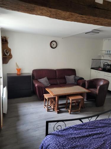 un salon avec un canapé et une table dans l'établissement Gîte Studio Armen 3 Masson de Morfontaine, à Bar-sur-Aube