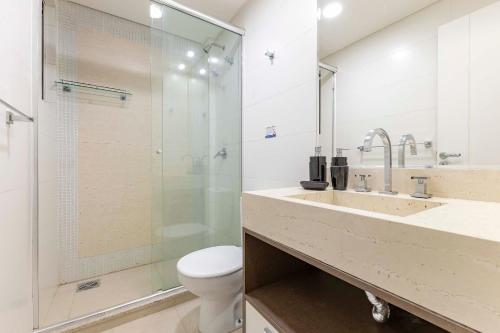 邦比尼亚斯Espetacular Apartamento em Condomínio com Piscina e Spa - Boulevard Bombinhas的带马桶、水槽和淋浴的浴室