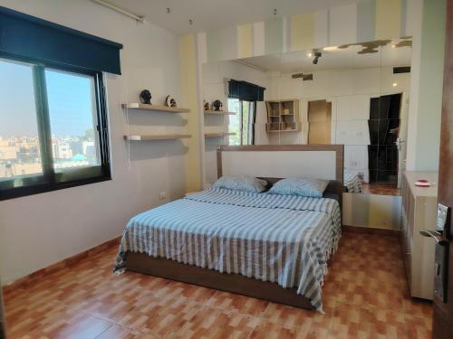 Ένα ή περισσότερα κρεβάτια σε δωμάτιο στο Abu alzoz home سكن مشترك