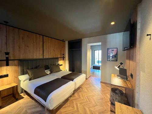Una cama o camas en una habitación de Yomo Petit Paris