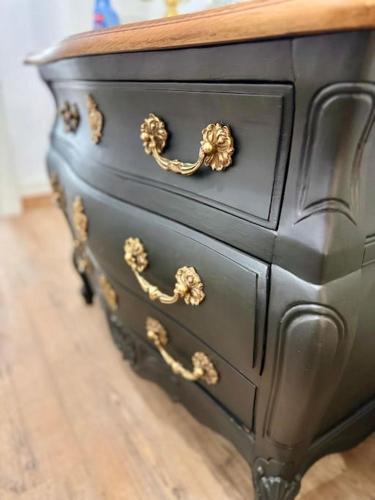 une commode noire avec broderie d'or sur elle dans l'établissement NOUVEAU - Appartement 100m2 avec Terrasse à 1 min de la Place de la Comédie, à Montpellier