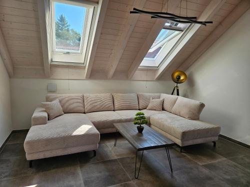 a living room with a couch and a table at Moderne,ruhige Ferienwohnung in Eicherloh in Finsing