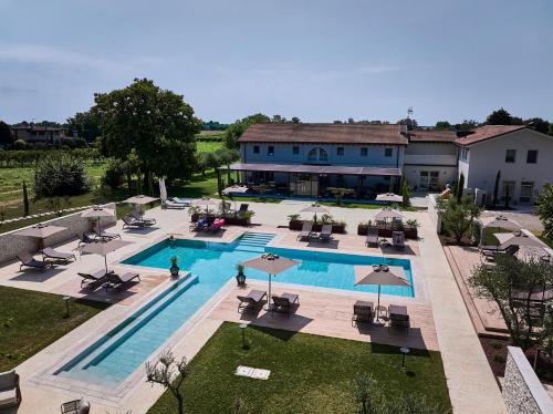 an overhead view of a pool with chairs and umbrellas at Agriturismo Zapparè Farm Hotel in Trevignano