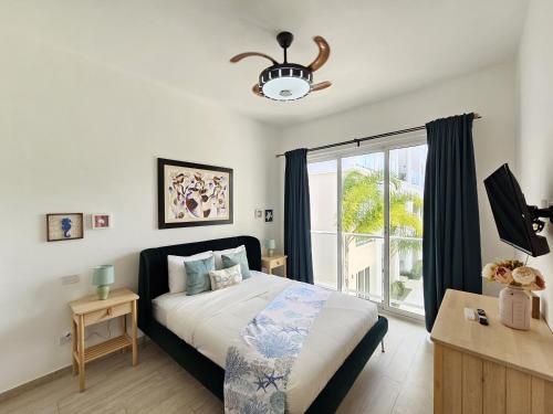 プンタ・カナにあるBeautiful property across from HardRock hotel with free casino Private beach club and golf course We now take google pay Apple Pay and PayPalのベッドと大きな窓のある寝室