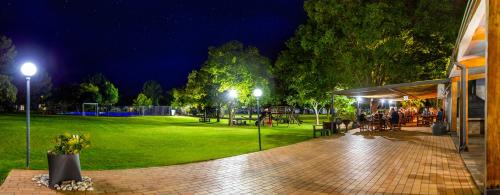 Taman di luar Merino Inn Hotel