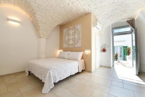 a bedroom with a bed in a room at La Scala del Borgo in Cisternino
