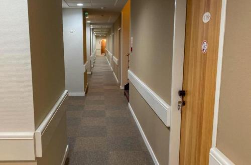a corridor of a hallway with a long aisle at Pilvax Hotel Budapest in Budapest