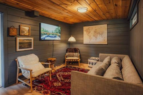 Chalet VillageにあるBig Mountain View! Hot Tub! Downtown Gatlinburg Chalet Village! AFrame! Smoky Mountain National Park! Après Chaletのソファと椅子2脚のあるリビングルーム