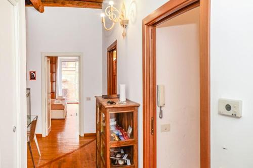 sala de estar con espejo y pasillo en PANTHEON 2 - LARGE APARTMENT IN THE HEARTH OF ROME a, en Roma