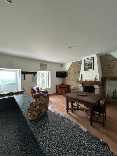 TV a/nebo společenská místnost v ubytování Gîte Bonjour dans ancienne ferme familiale