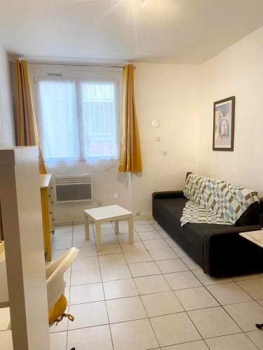 un salon avec un lit et une table dans l'établissement Studios de Marseille - Vieux-Port - Quartier Opéra, à Marseille