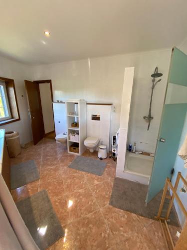 a bathroom with a toilet and a bath tub at Amazigh Guincho Hostel & Suítes in Cascais