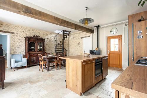 kuchnia i salon ze stołem i krzesłami w obiekcie Maison d'hôtes L'ormerie- Au coeur de la ville médiévale w mieście Provins