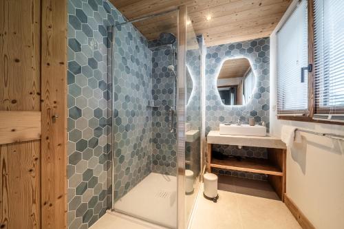 une salle de bain avec douche et lavabo dans l'établissement CHALET PASCAL A101: 3 chambres + cabine neuf pour 8 personnes, à Morzine
