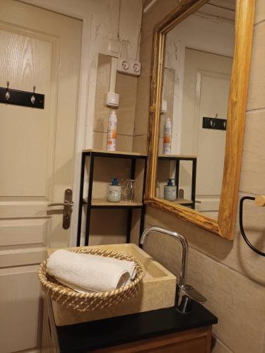 une salle de bain avec un lavabo et un miroir dans l'établissement Casa blue by les toits de cocagne, à Cotignac