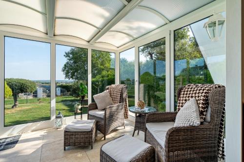 a screened in porch with chairs and a table at Bungalow Sebastian in Lichtenwalde