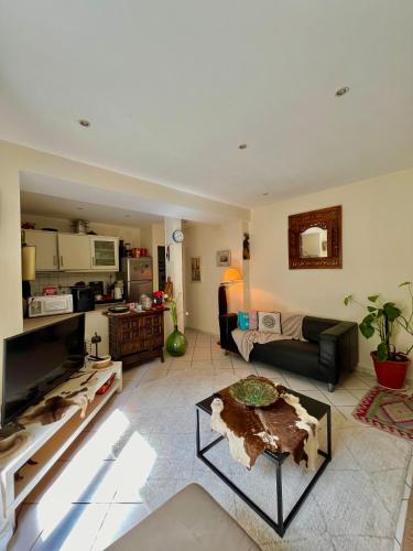 un salon avec un canapé et une table dans l'établissement Charmant T2 entièrement équipé avec terrasse, à Nanterre