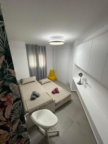 Floral Home 2 - 1st floor apt with private parking!