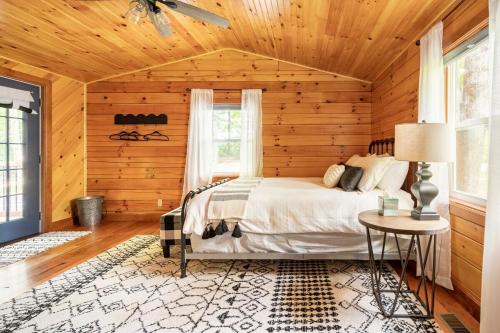 Ένα ή περισσότερα κρεβάτια σε δωμάτιο στο Secluded Wooded Cabin Near The Hocking Hills