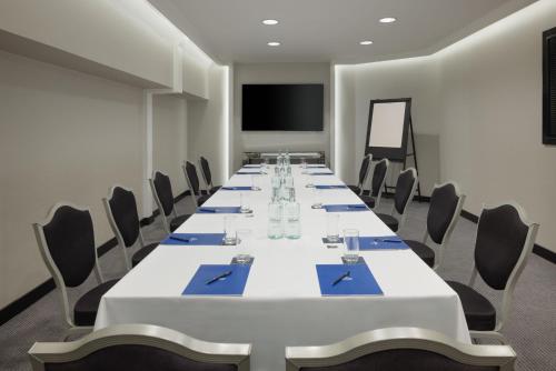 Zona business o sala conferenze di Hilton London Syon Park