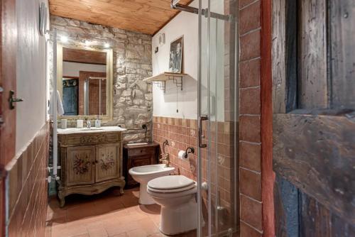 un baño con inodoro y lavabo en Villa Silvia appartaments, en San Cristoforo a Perticaia