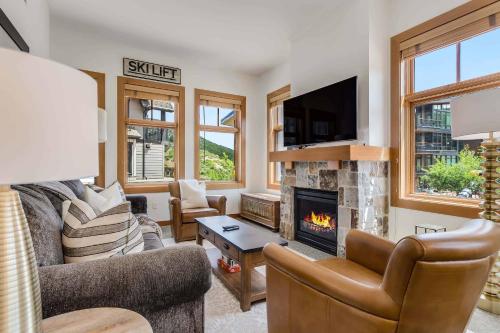 TV a/nebo společenská místnost v ubytování Capitol Peak Lodge 3220 by Snowmass Mountain Lodging