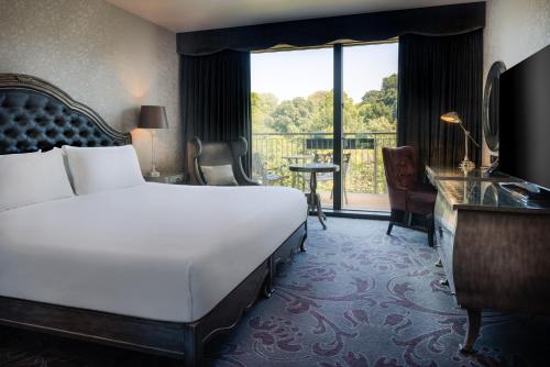 Letto o letti in una camera di Hilton London Syon Park