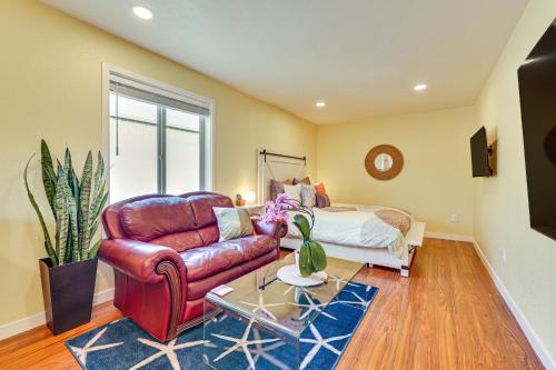 Ruang duduk di Modern Studio Near Lake Lowell 6 Mi to Boat Ramp