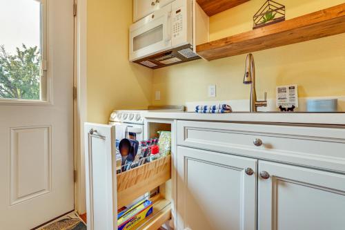 Dapur atau dapur kecil di Modern Studio Near Lake Lowell 6 Mi to Boat Ramp