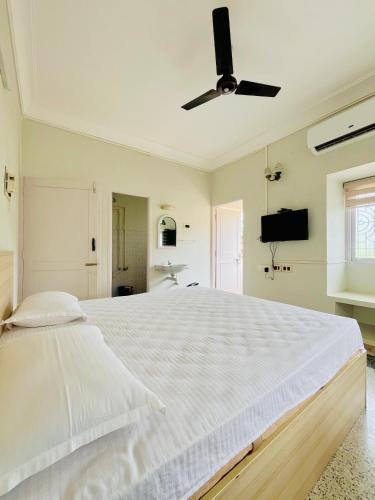Una cama o camas en una habitación de Maganlal Mehta Bhavan