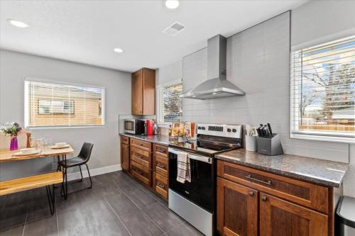 Dapur atau dapur kecil di Whole House Relaxing Oasis by Fitzsimmons Campus